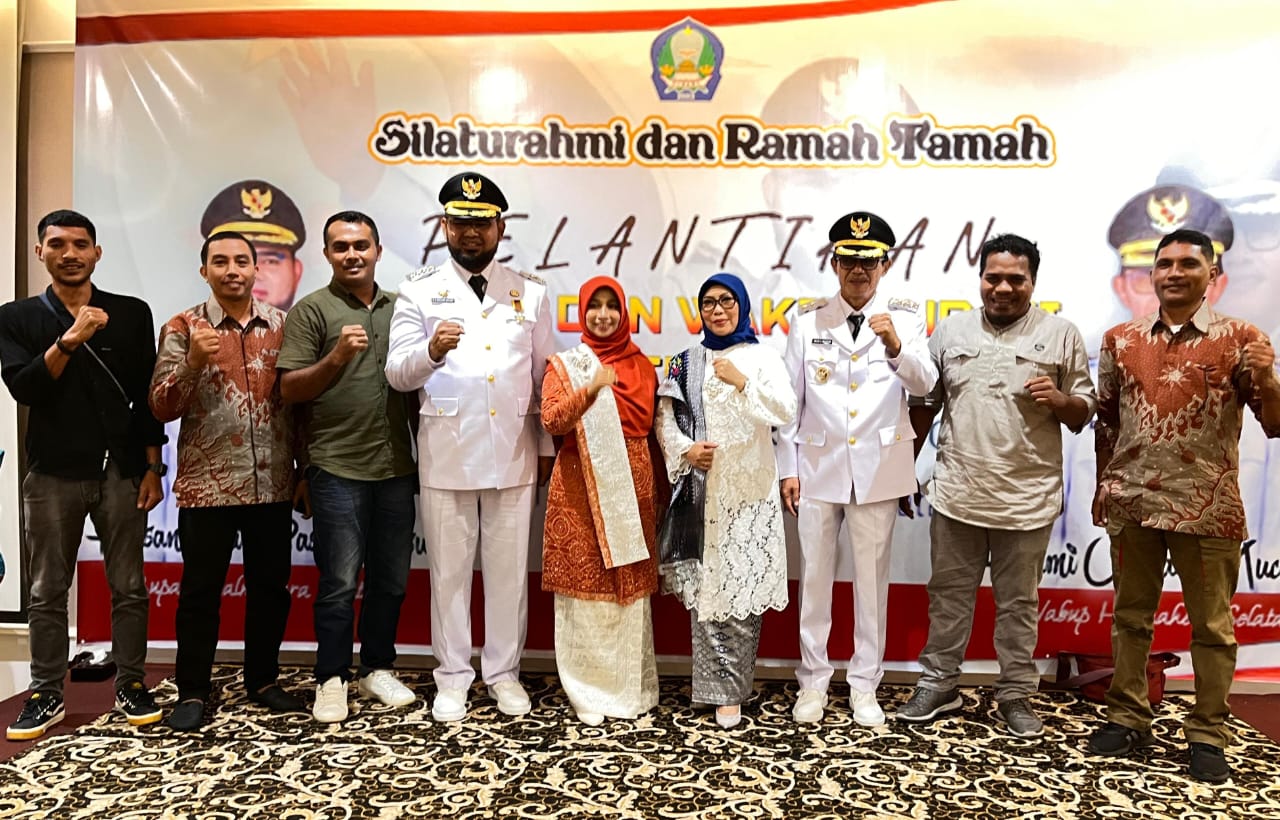 Bupati dan Wakil Bupati Halsel Bassam-Helmi didampingi istri pose bersama Wartawan Media Center (dok//jmg) 