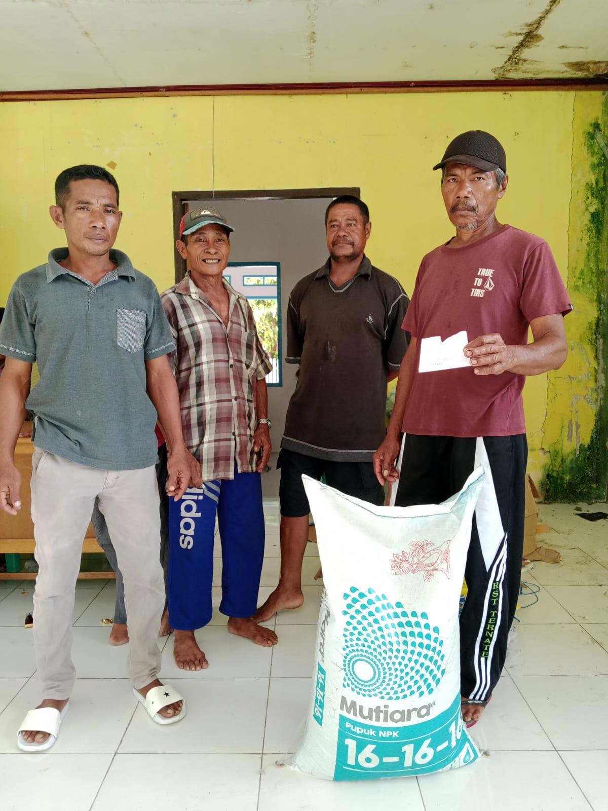 Kades Sunarjo La Nihu serahkan pupuk untuk warga Desa Pasir Putih (dok//sadam)