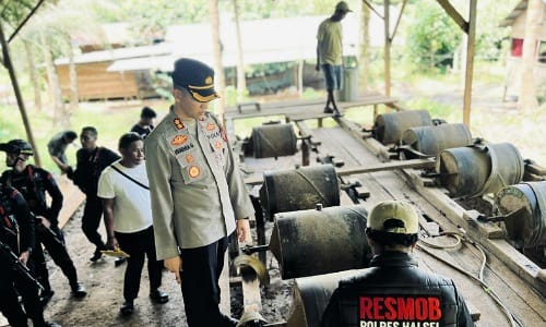 Kapolres Halsel saat pimpin tim dua tutup tambang emas ilegal di Pulau Obi (dok//jmg) 
