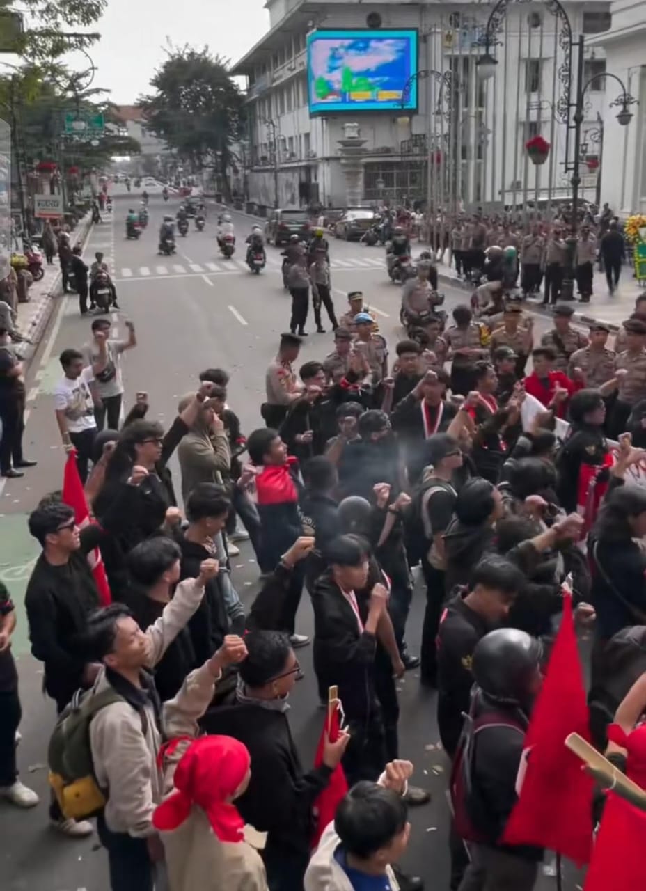 Foto : massa aksi yang merupakan kader-kader GMNI di depan gedung merdeka bandung(Dok/Istimewa)