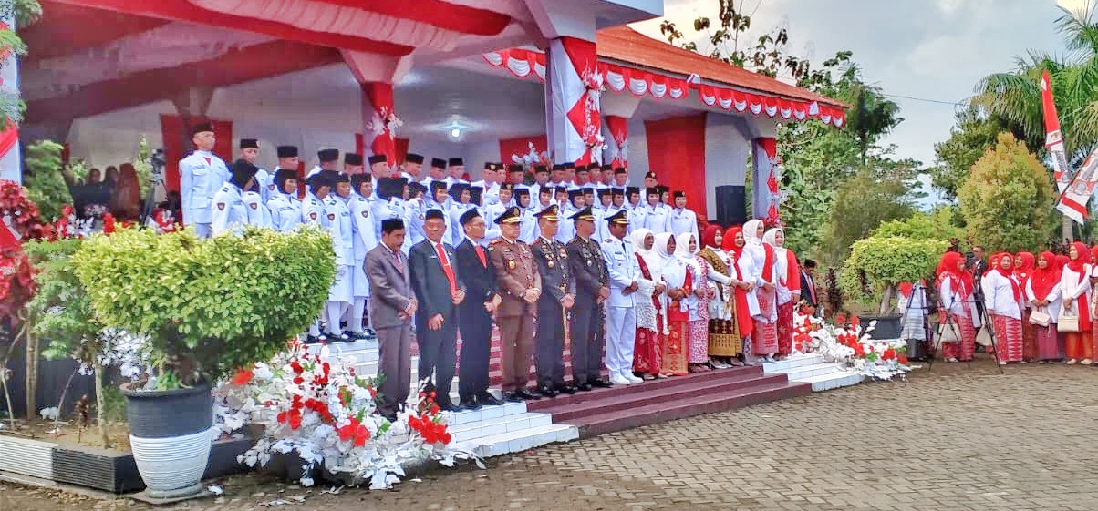 Sesi foto bersama peserta paskibraka Halsel usai penurunan bendera merah putih ( Dok/TampilNews.com)