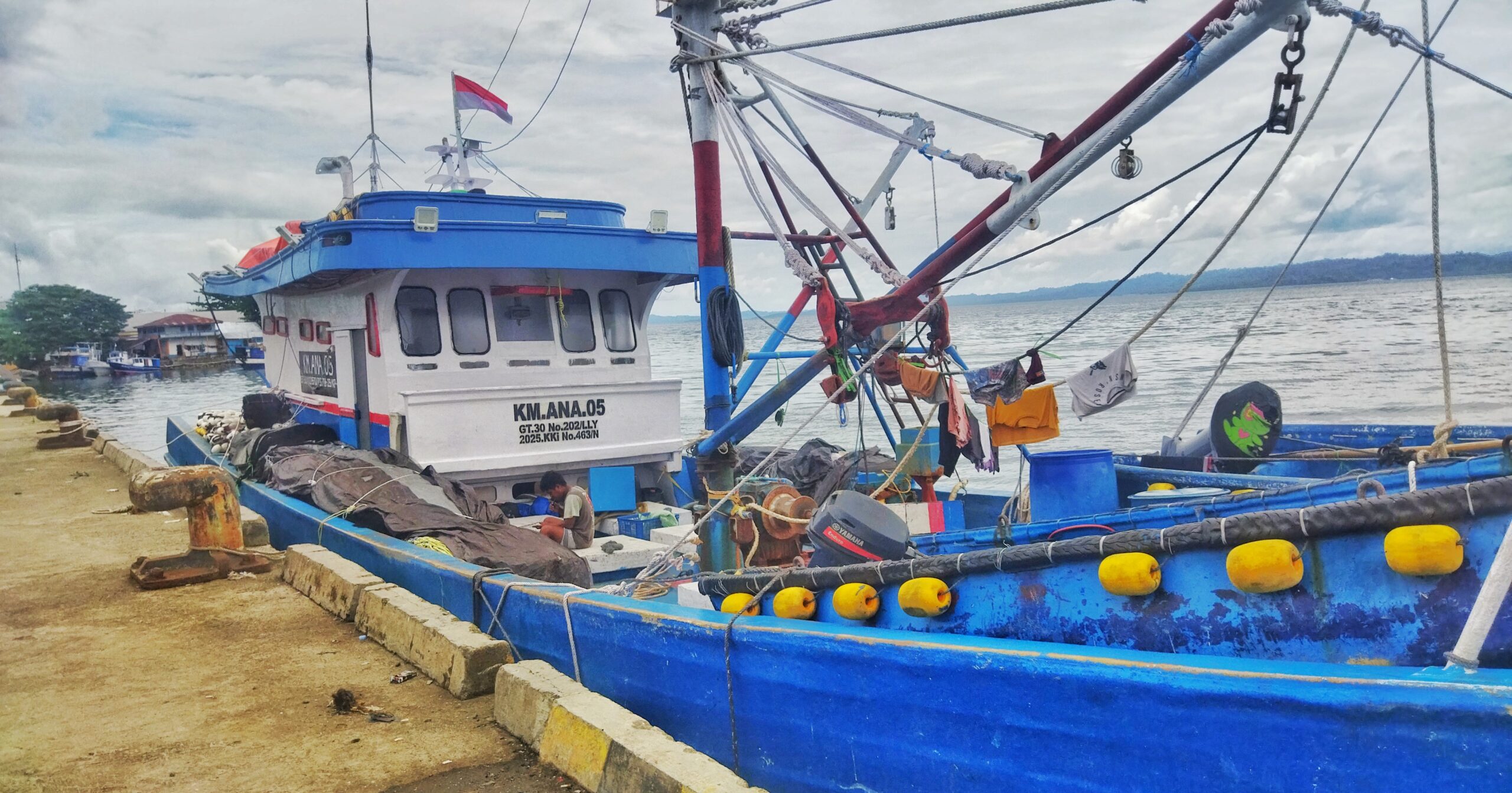 Foto: KM ANA 05 yang diduga langgar ketentuan izin penangkapan, di tahan Pelabuhan Perikanan Desa Panamboang, Rabu 27/8/25. (Dok/TampilNews.com)