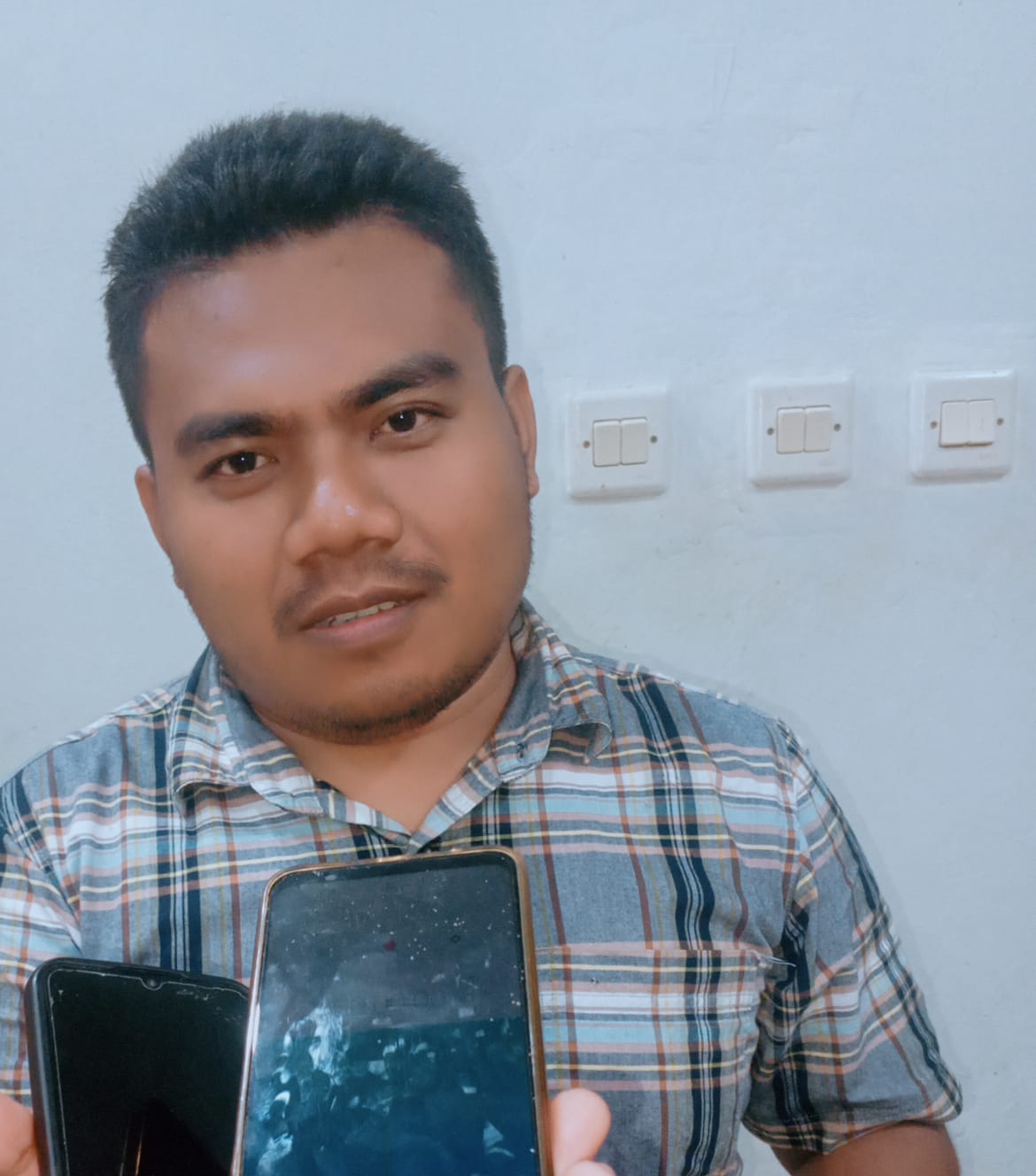Foto: Praktisi Hukum Muda, Mudafar Hi Din saat ditemui di ruang kerjanya sabtu 13/9/25. Dok tampilNews.com