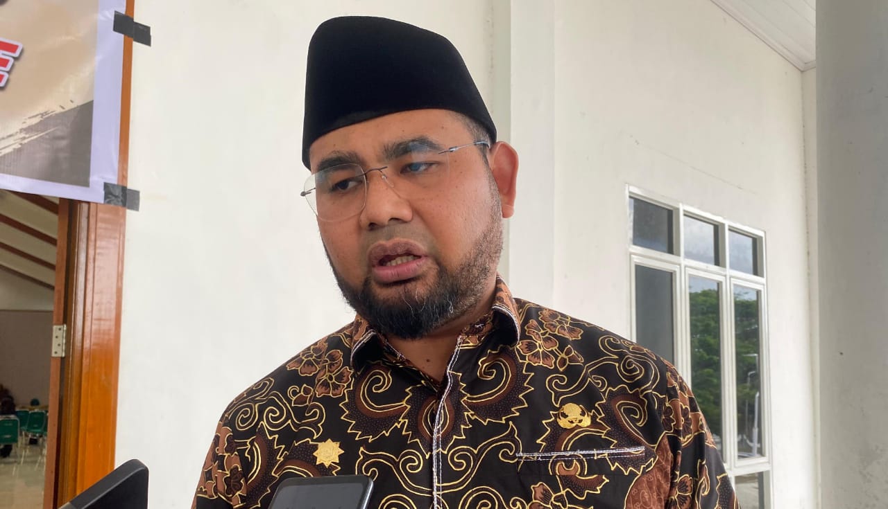 Bupati Halmahera Selatan, Hasan Ali Bassam Kasuba saat di wawancarai media ini di aula bupati, kamis 13 November 2025.||Dok: tampilnews.com