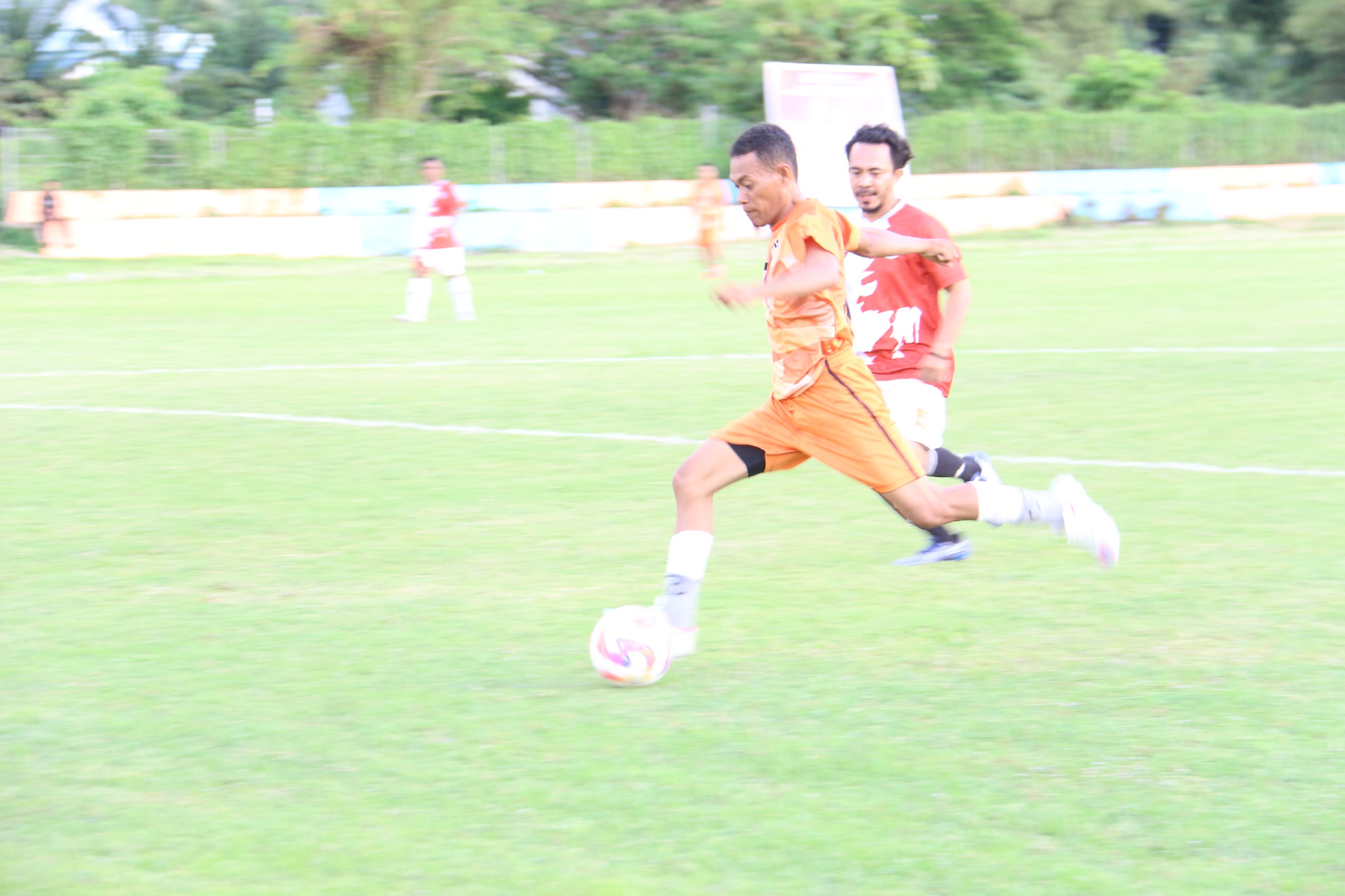 Ket: Ketua KPU HALSEL, Tabrit saat menggiring bola ke lawan gawang yang di hadang Samsul dari pihak wartawan.Dok: Istimewa