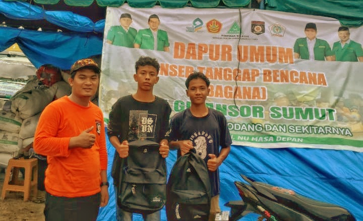 Ket : Foto Haryadi wakil bendahara pw gp ansor sumut usai membagikan perlengkapan sekolah di dapur umum BAGANA PW GP Ansor sumut. Dok: Istimewa