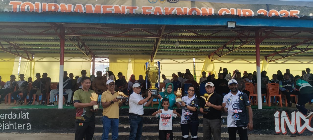 Ket: Perwakilan Pemda Halteng dan perusahaan serta Ketua panitia dalam pembukaan turnament Fackon CUP 2025 di Pulau Gebe.||Dok : Istimewa