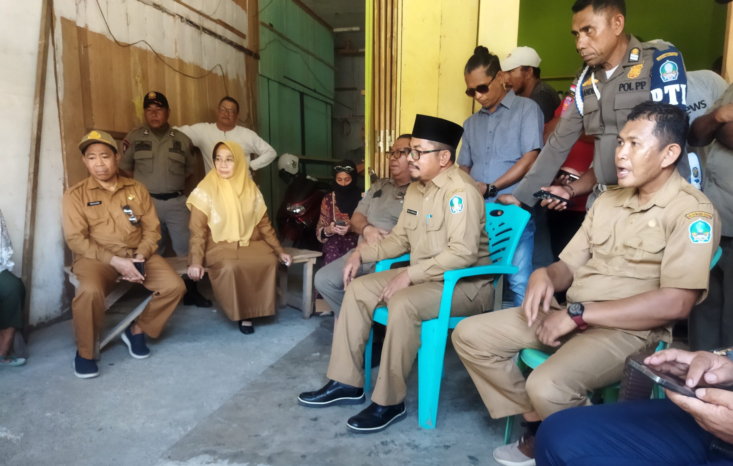 Proses mediasi sekda Halmahera Selatan, Abdillah Kamarullah yang di dampingi oleh kadis Perindagkop halsel, Adriani Rajiloen.Dok: tampilNews.com