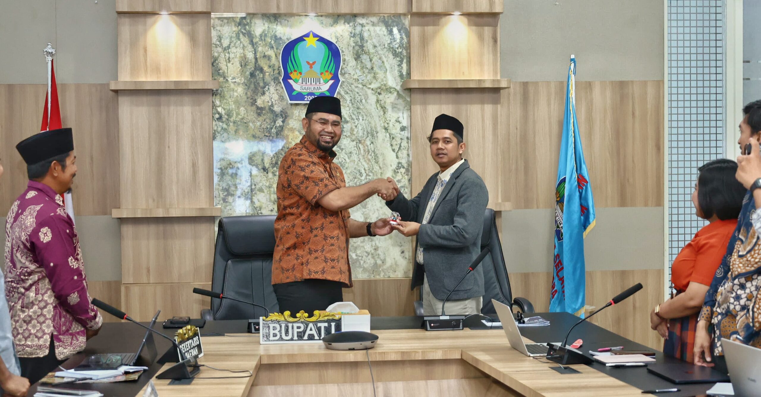 Bassam Kasuba dan Perwakilan Kementerian Komunikasi dan Digital RI saat berfoto bersama. Dok: Istimewa