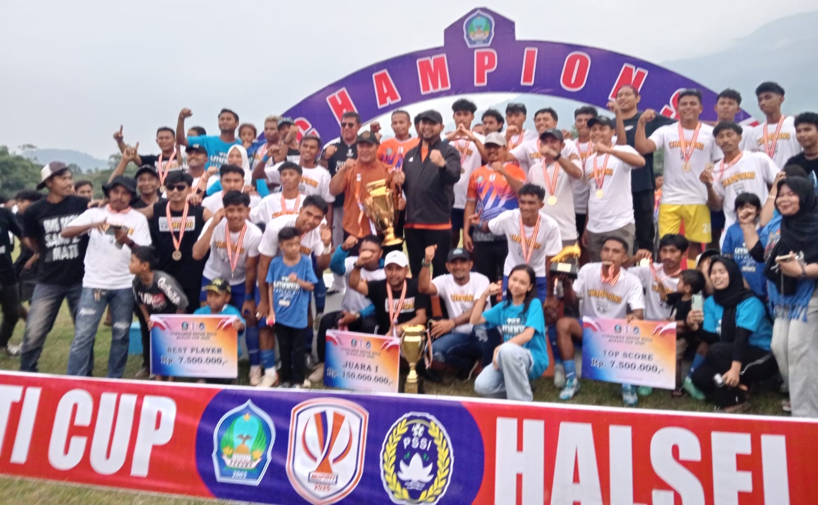 Bupati Halmahera Selatan saat berfoto bersama dengan para panitia. Dok : Istimewa