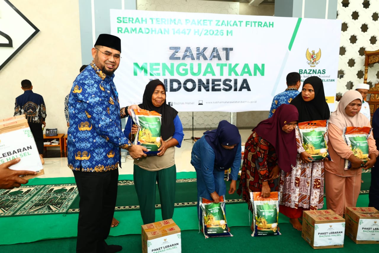 Bupati Halmahera Selatan, Hasan Ali Bassam Kasuba saat memberikan bantuan paket zakat dan lebaran. Dok: Cecep