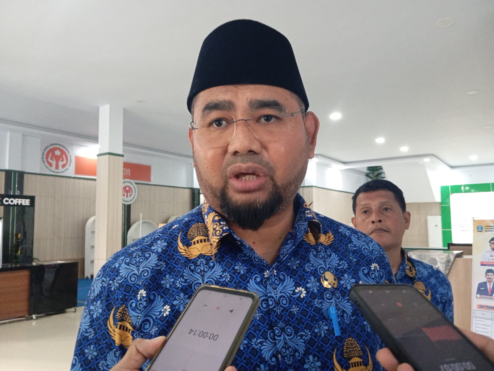 Bupati Halmahera Selatan, Hasan Ali Bassam Kasuba saat di wawancarai media ini di halaman kantor bupati Halsel. Dok: Istimewa.