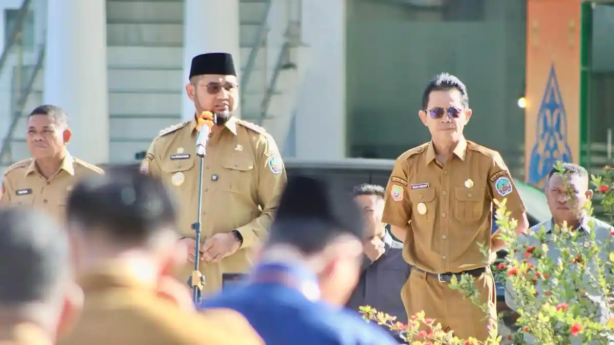 Bupati Bassam dan wakil bupati Halmi saat apel gabungan. Dok: istimewa