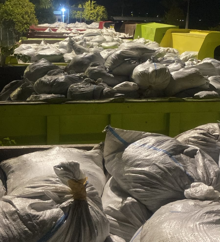 Foto : Ribuan karung tanah di atas truk diduga hasil produksi ilegal. Dok: istimewa