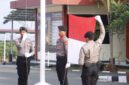 Pengibaran Bendera Merah Putih oleh pasukan polres halsel. Dok: Humas
