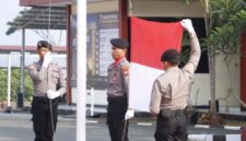 Pengibaran Bendera Merah Putih oleh pasukan polres halsel. Dok: Humas